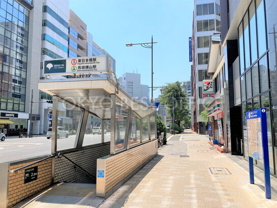 地下鉄入口が目の前です。コンビニも至近。