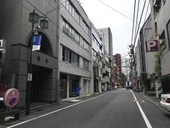 ビル裏口周辺風景①