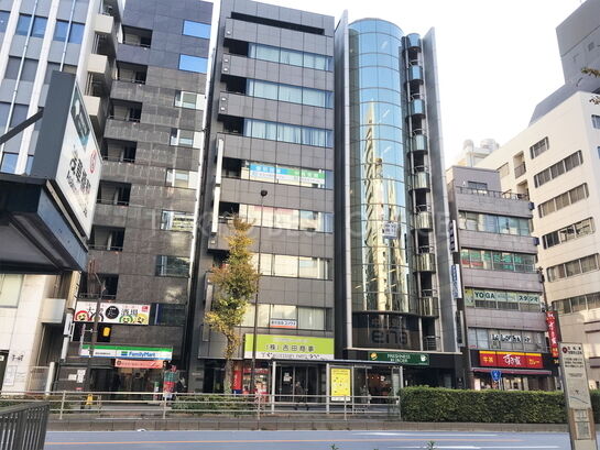 地下鉄駅の入り口から道路を渡ってすぐ