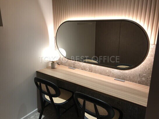 女性用トイレ内メイクスペース