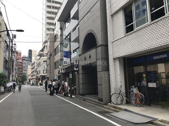 ビル裏口周辺風景②