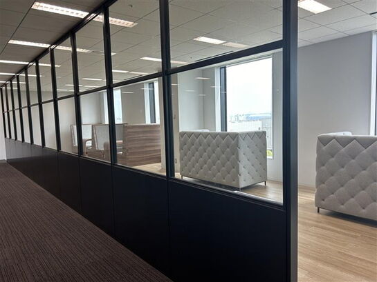 執務室（ガラスパーテーション）