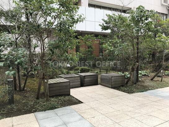 １階入口前広場 ベンチ