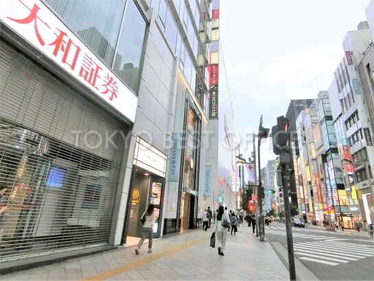 ビル周辺風景（新宿通り側）②
