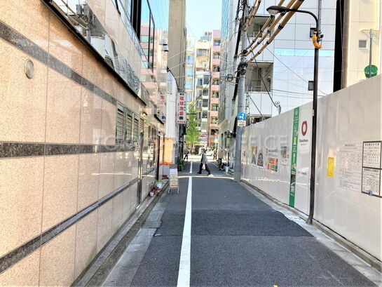 ビル周辺風景②(オフィス側入口)