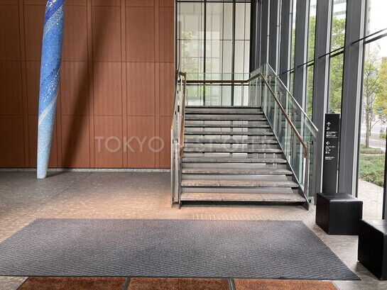2階オフィスロビーへ