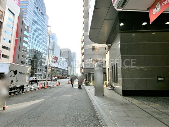 ビル入口周辺風景①