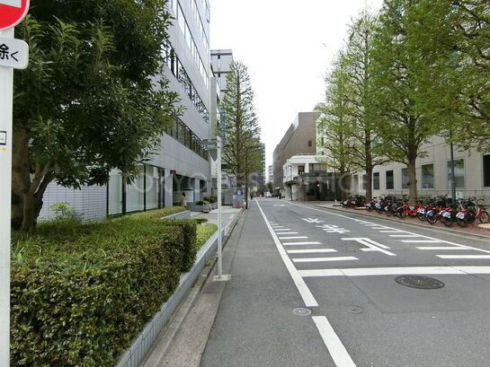 ビル駐車場周辺