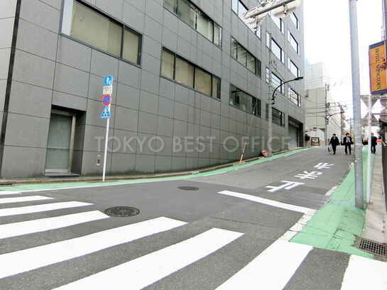 ビル駐車場周辺