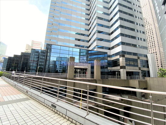 ビル敷地内風景②