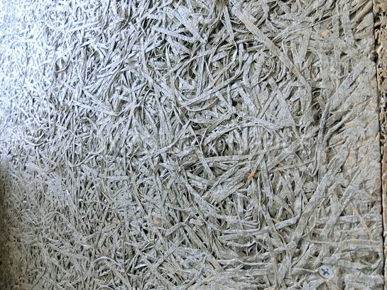 簡単にビスを打ち付けたりできる壁材「木毛セメントボード」