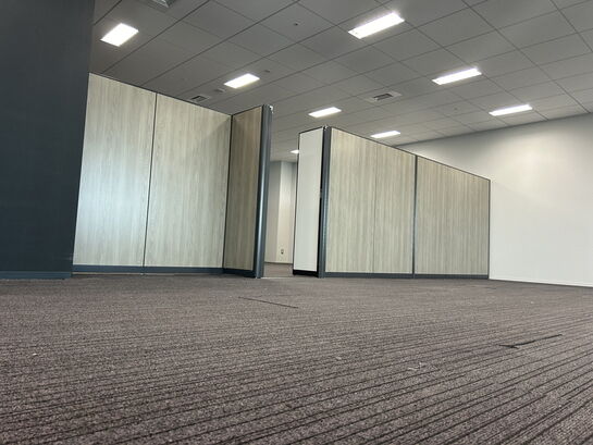 執務室（間仕切り奥スペース入口）