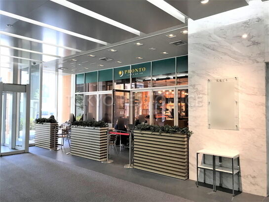 エントランスホール④（カフェが併設されています）