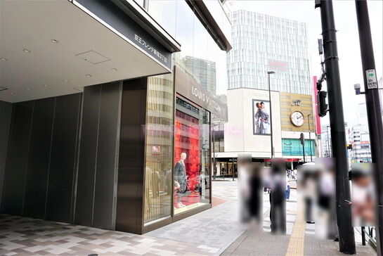 ビル入口周辺風景