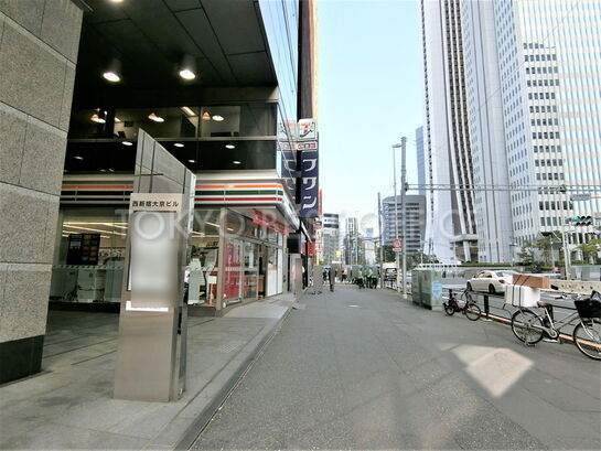 ビル入口周辺風景②