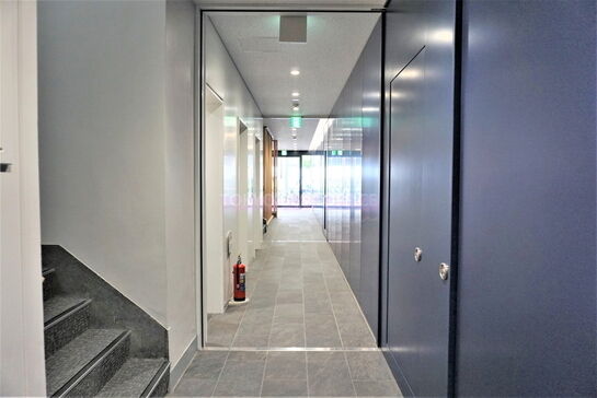 １階奥・エレベーター周辺