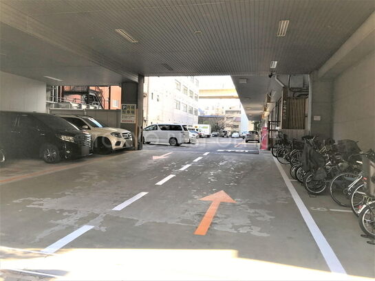 隣接する亀井第二ビルの入り口