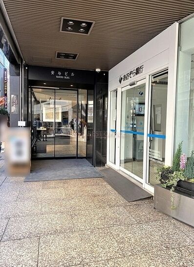 ビルエントランス