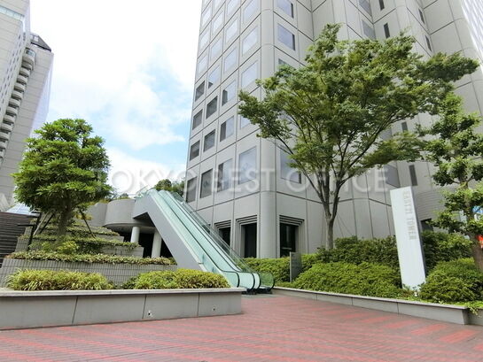 2階エントランスへのエスカレーター