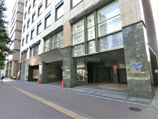 ビル入口周辺風景①