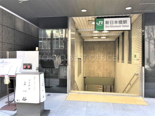 駅入り口直結です