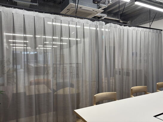 会議室（カーテンクローズ）