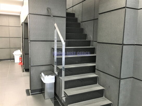 エントランスホール②（2階への階段）