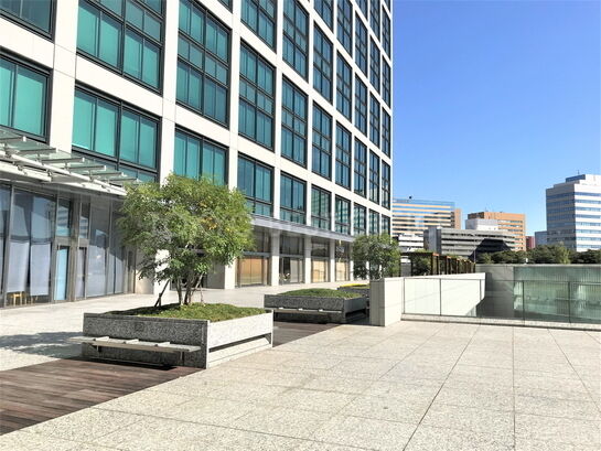 ビル敷地内風景①