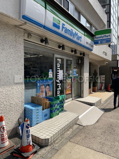 隣にコンビニがあります