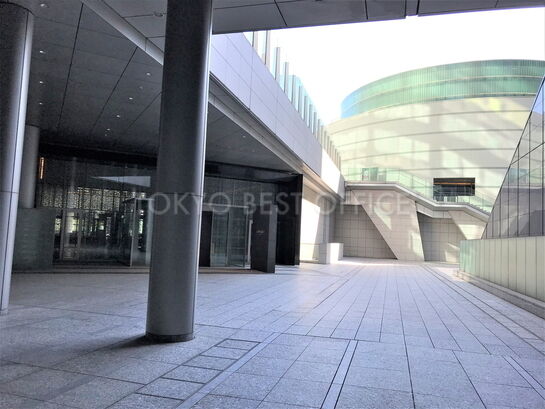 ビル敷地内風景④