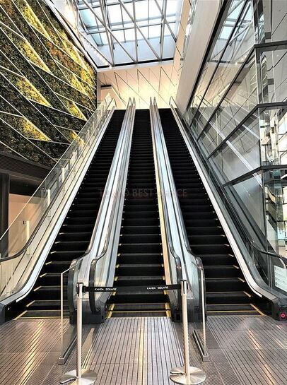 エントランスホール内エスカレーター