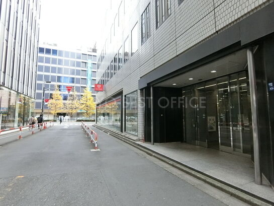 ビルエントランス周辺