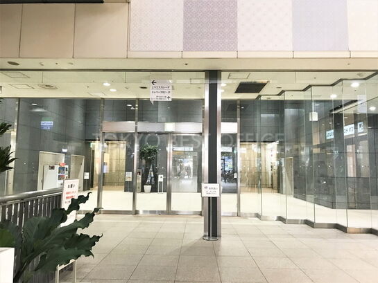 正面入って奥がオフィスのエントランスホール