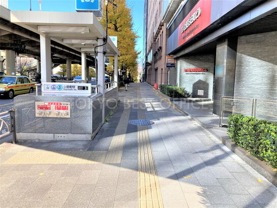 ビル周辺風景③（地下鉄出口が目の前）