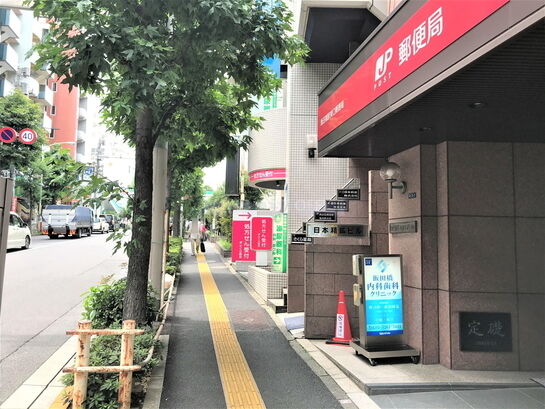 ビル入口周辺風景①