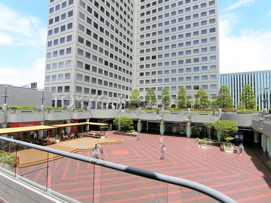 イースト21タワー外観・1階広場