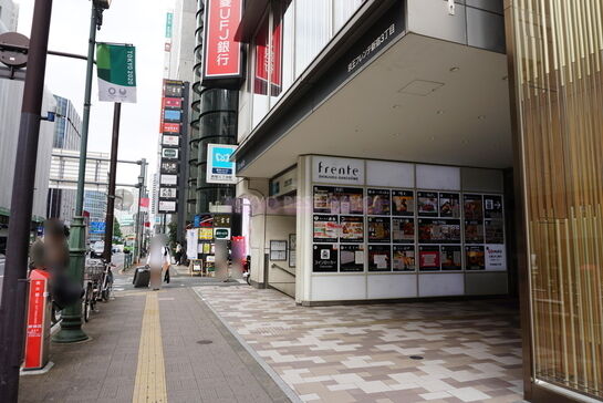 ビル入口周辺風景①