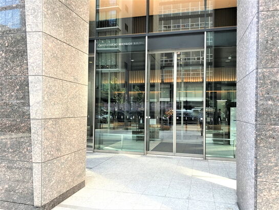 ビルエントランス