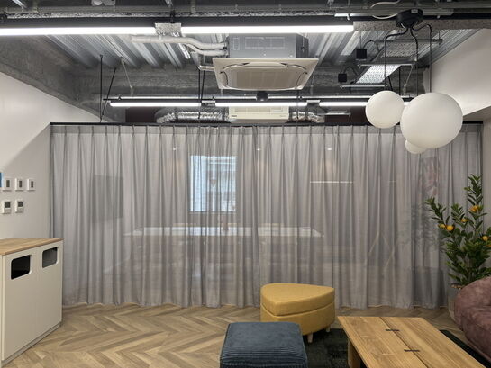 会議室（カーテンクローズ）