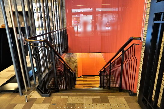 館内地下への階段