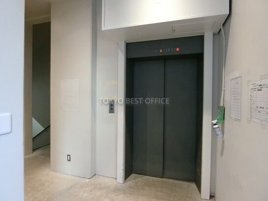 通用口側エレベーター