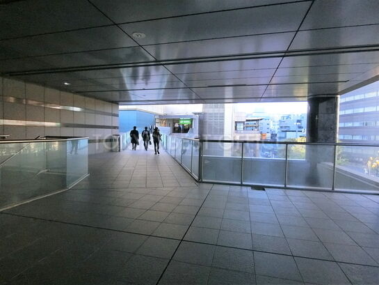 2階入口から恵比寿駅方面を臨む