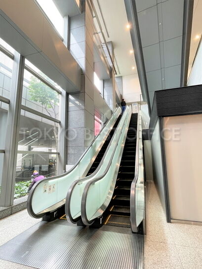 ロビーへのエレベーター