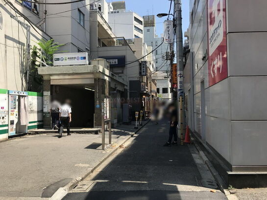 ビル周辺風景(地下鉄出口がすく近く)②