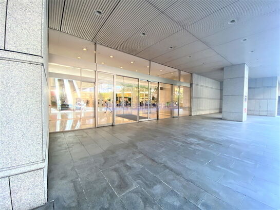 ビル敷地内風景①