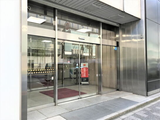 ビルエントランス