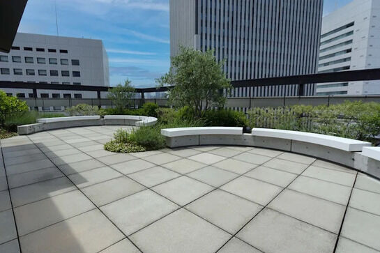 屋上テラス（コンセント・喫煙コーナー有）