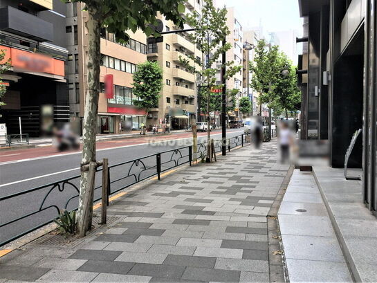 周辺風景①(新宿通り側)