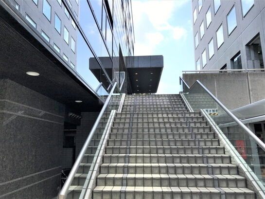 オフィスエントランスへの階段