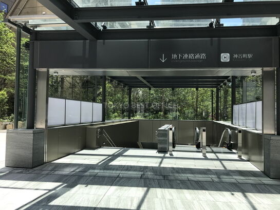 ビル敷地内風景④(地下鉄出口)